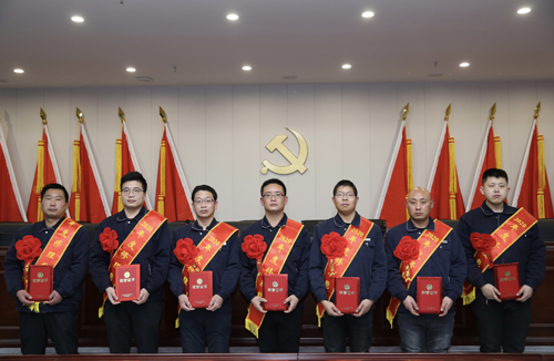 0206 修理能手從左至右依次為 邵冠峰、王寶玉、潘春樂、李龍、許特斯、韓利杰、寇增亮.jpg