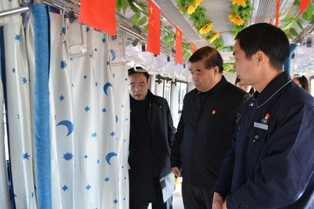 “娘家人”來(lái)公交 職工暖心增信心 市總工會(huì)黨組書(shū)記、常務(wù)副主席杜中岳一行到公交集團(tuán)調(diào)研
