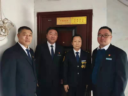 “一人得獎，全家光榮” 送“牌”上門，集團為標(biāo)兵先進送去榮譽喜報牌匾