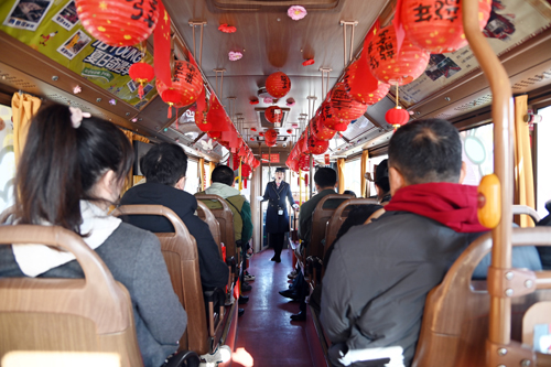 慶祝建司70周年！洛陽(yáng)公交集團(tuán)邀請(qǐng)市民代表“零距離”探秘公交03.JPG