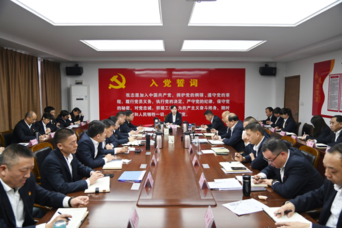 打好“收官戰(zhàn)” 謀好“開局篇”！洛陽公交集團(tuán)召開11月董事長月調(diào)度會02.JPG